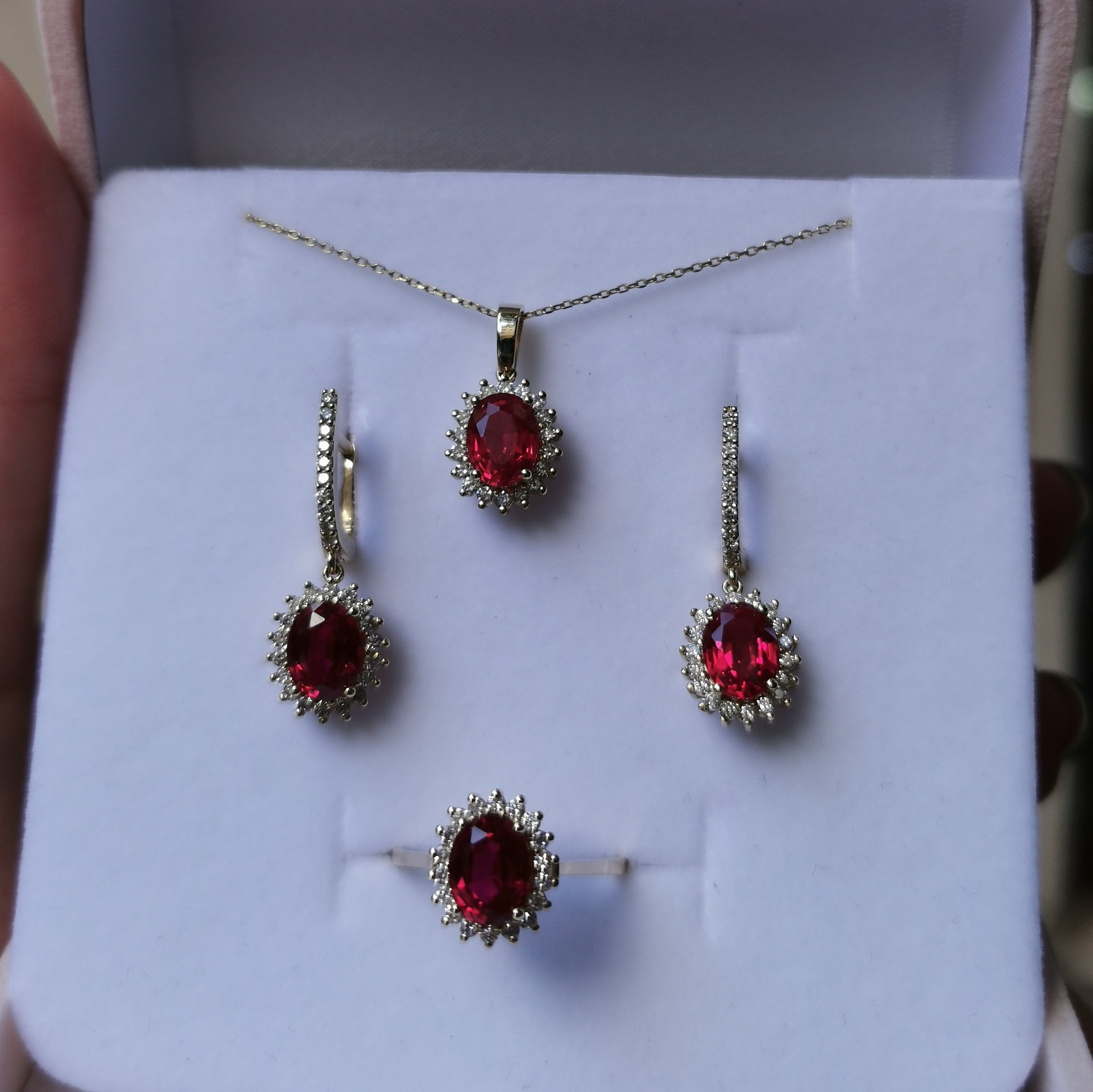 Комплект с Рубини и диаманти 4.14 карата